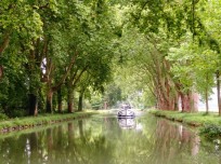 France - Canal au bord du Doubs, avec ses péniches et ses innombrables écluses.