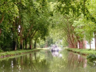 France - Canal au bord du Doubs, avec ses péniches et ses innombrables écluses.