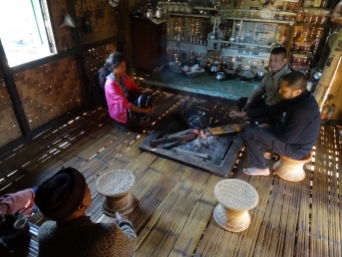 Dans la cabane de bambou traditionnelle