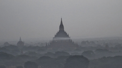 Temple dans la brume