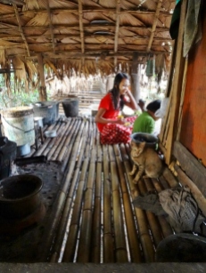 Myanmar - Accueilli dans une maison-cabane