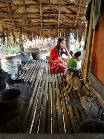 Myanmar - Accueilli dans une maison-cabane