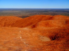 Australie - Des pointillés en guise de chemin tracent la voix sur ce caillou monolithe