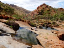 Australie - Point d'eau sacré, un lieu d'importance dans la culture locale. Indispensable à la survie des ancêtres.