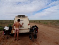 Australie - Vandalisme cul-nu sur remorque abandonnée