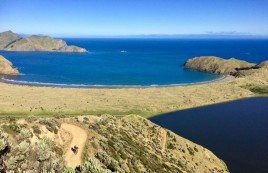 Nouvelle-Zélande - Plus beau spot de camping du pays, avec Ludo qui pousse sur la remontée après avoir détruit son dérailleur.