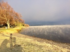 Jeux de lumière sur un lac, au petit matin.