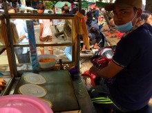 Cambodge - Mieux qu'Uber Eats, ici on cuisine à même le scooter !