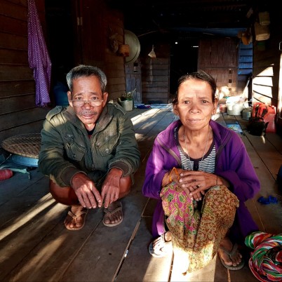 Laos - Le chef et sa femme, dans leur maison.