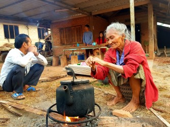 Laos - Petit dèj avec mes hôtes.